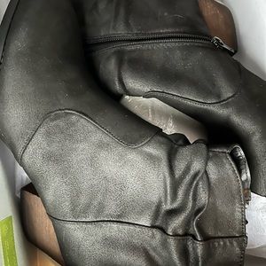 Black cute booties fit more like 8 1/2